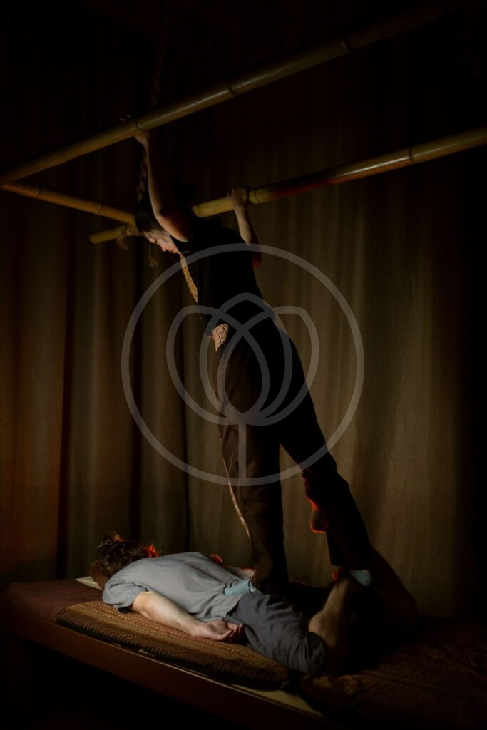 FOOT MASSAGE (traditional trampling)