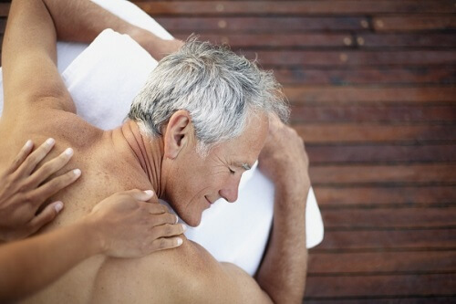 Можно ли делать массаж пожилым людям