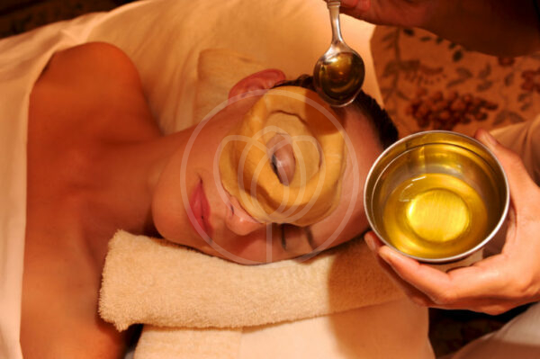 Oil massage of the eye area Netra Basti