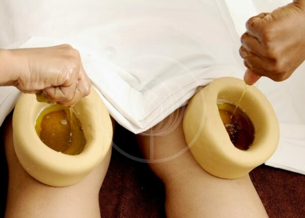 Oil massage of knee joints by Ginu Basti