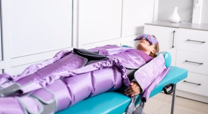 Процедура пневмомассажа в косметологической клинике