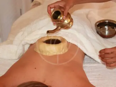Oil massage of the thoracic spine by Proust Basti